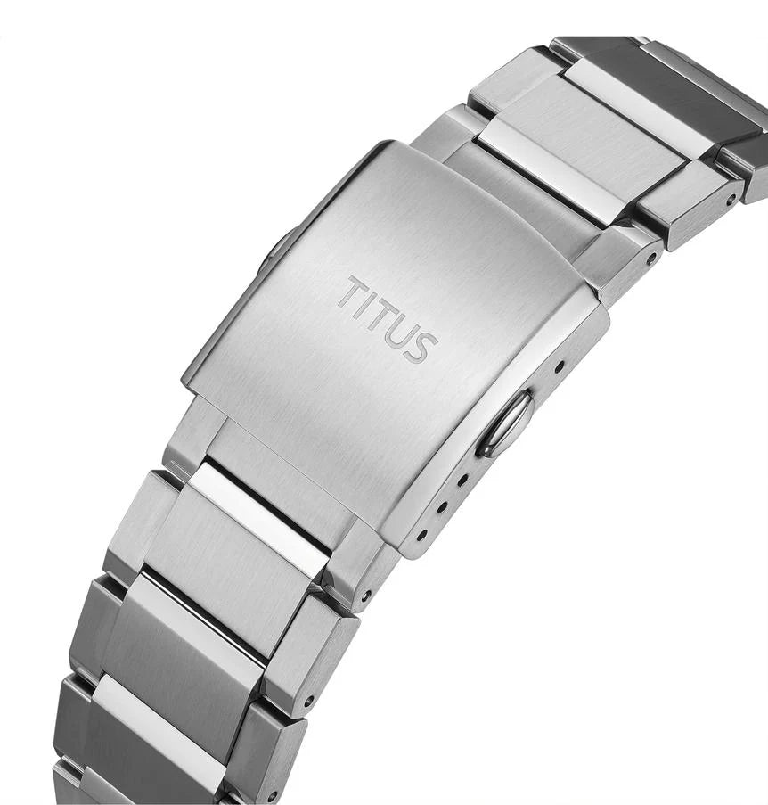 Close-up of Voyager men's watch stainless steel bracelet with links
