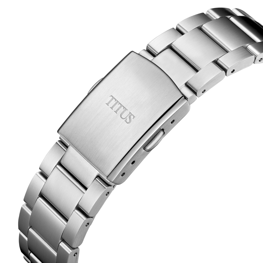 Solvil et Titus Saber Chronograph W06-03414-002 — polished stainless steel bracelet detail showing TITUS-engraved deployment clasp with push-button release